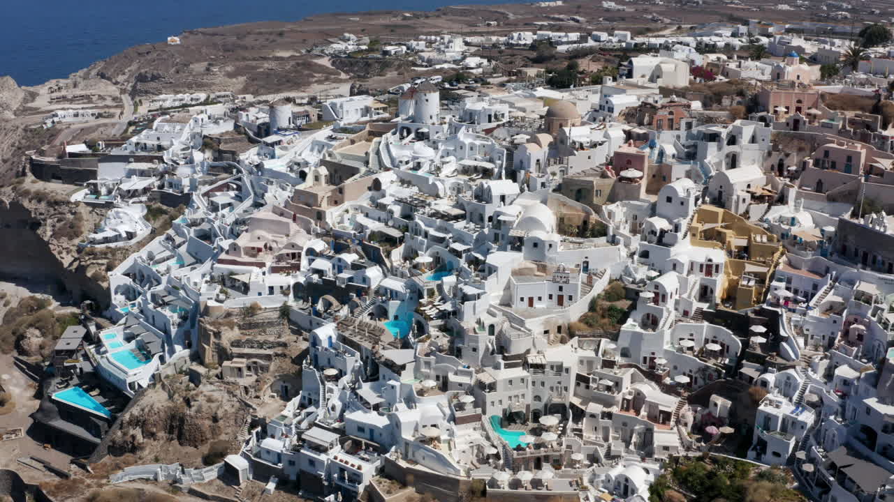 vista aérea de oia, el pueblo más hermoso de la isla de santorini en grecia durante el verano - disparo de drones