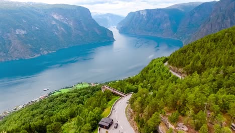 Stegastein-Aussichtspunkt-Wunderschöne-Natur-Norwegen.