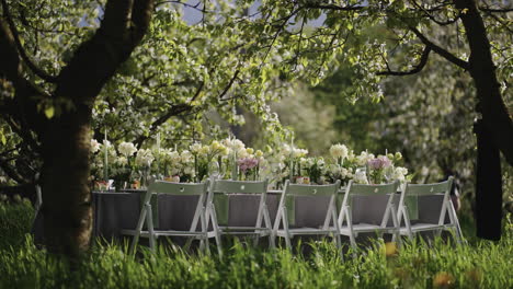 Hermoso-Jardín-Florido-Con-Mesa-Servida-Y-Decorada-Para-Un-Almuerzo-Familiar-Festivo-En-Primavera