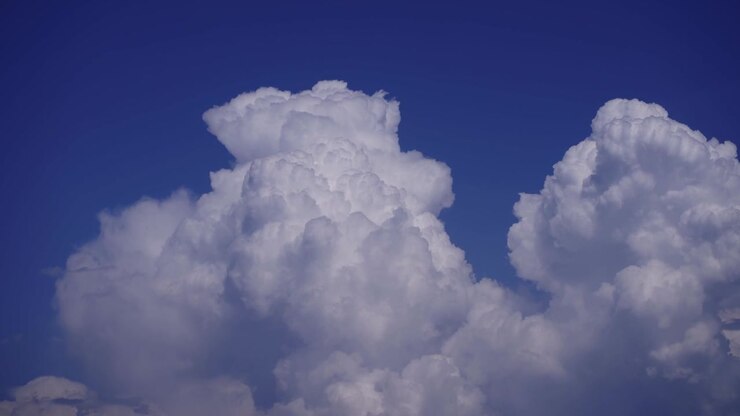 Zeitraffer von sich entwickelnden Gewitterwolken mit blauem Himmel. Kumulonimbuswolken