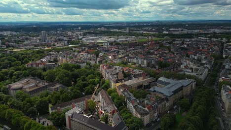 Nature-in-the-middle-of-German-city-of-Cologne,-Stadtwald-forest