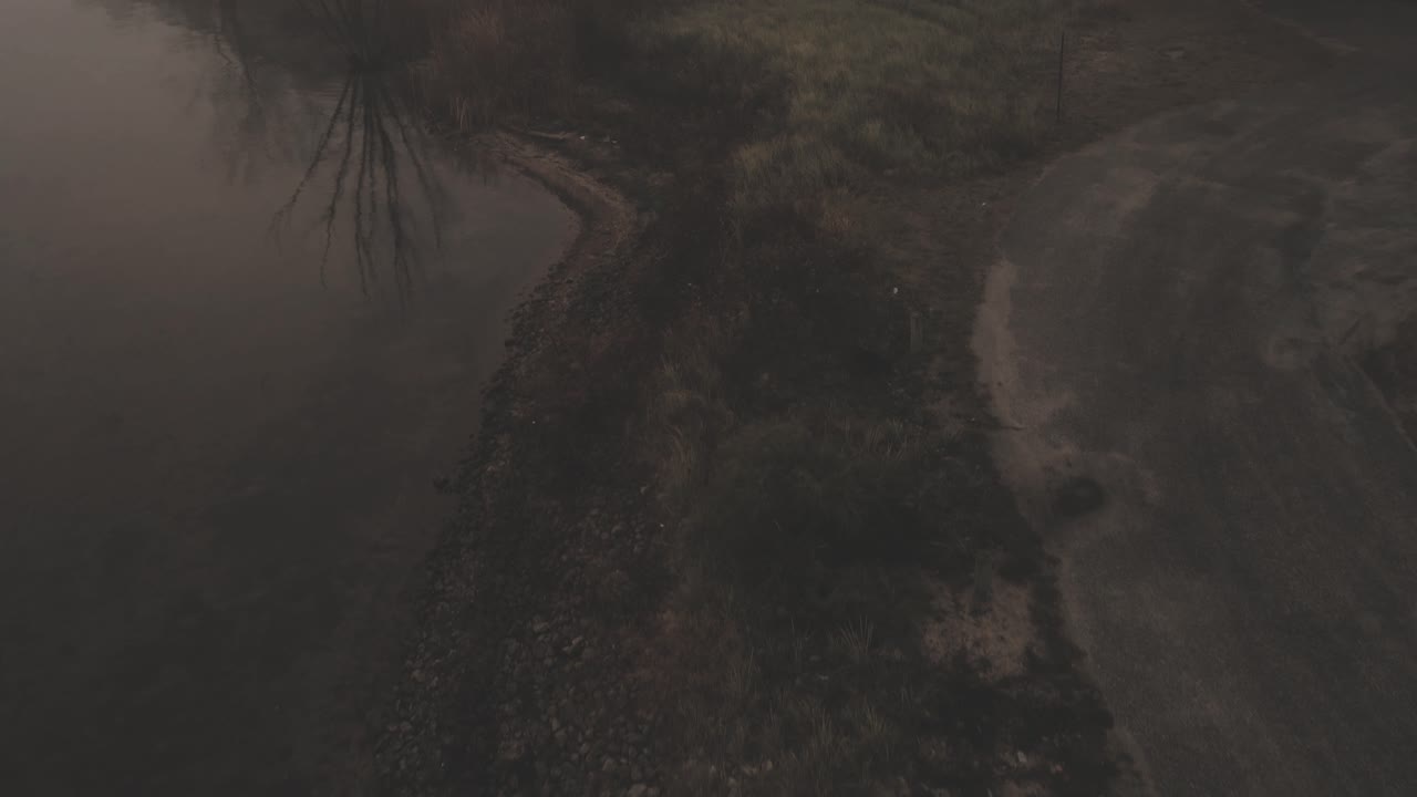 movimiento hacia adelante rastreando una costa en un lago brumoso