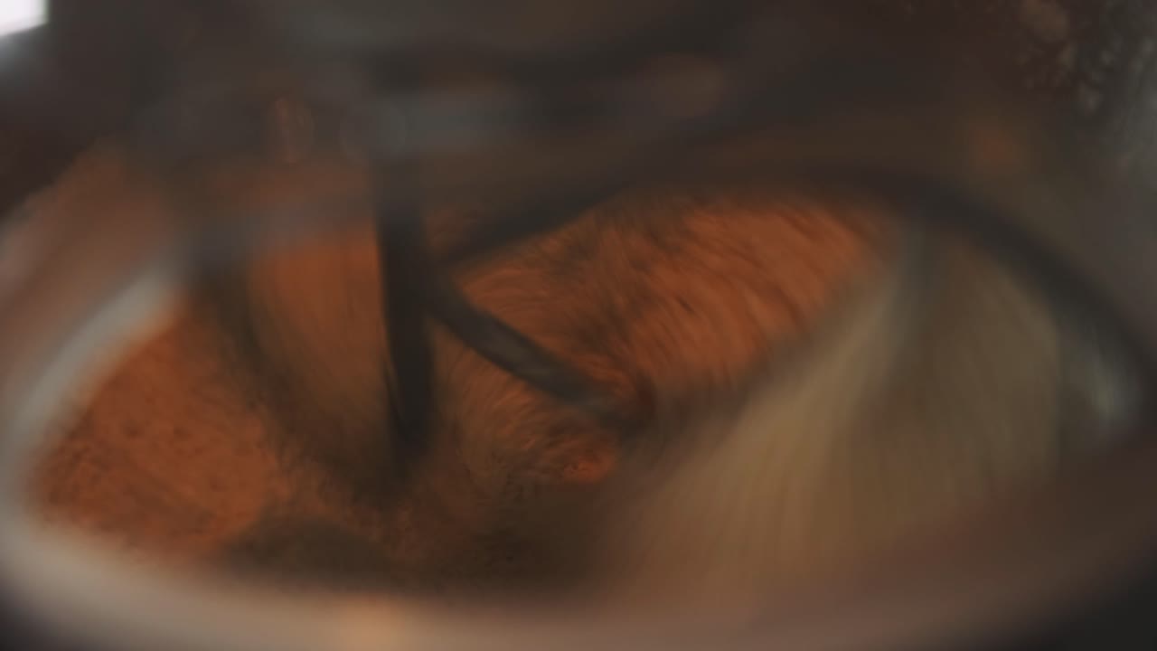 스콘 재료를 혼합하는 빠른 회전 서리의 클로즈업