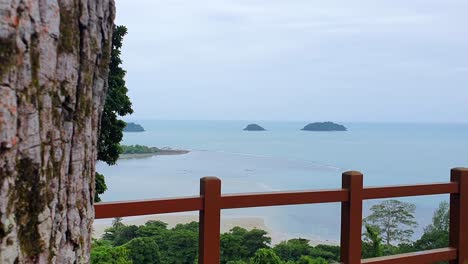 Panorámica-Desde-Detrás-Del-Tronco-Del-árbol-Hasta-La-Vista-Panorámica-De-Las-Islas-En-El-Océano-En-La-Isla-De-Koh-Chang,-Tailandia,-Asia