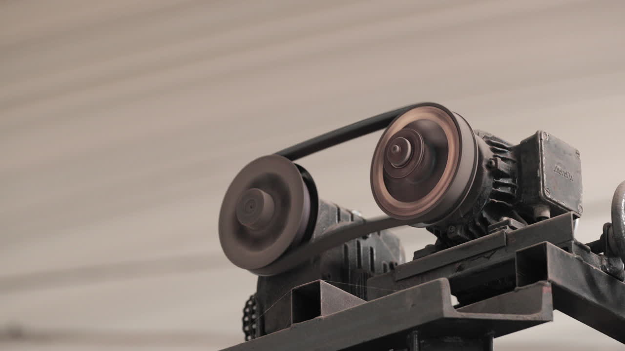 공장에서 벨트가 회전하는 금속 기어 - 슬로우 모션, 슬라이더 왼쪽