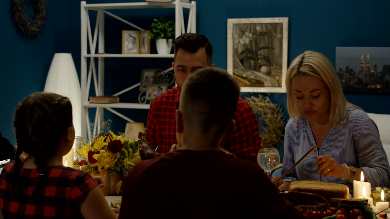 familia alegre disfrutando de la cena del día de acción de gracias