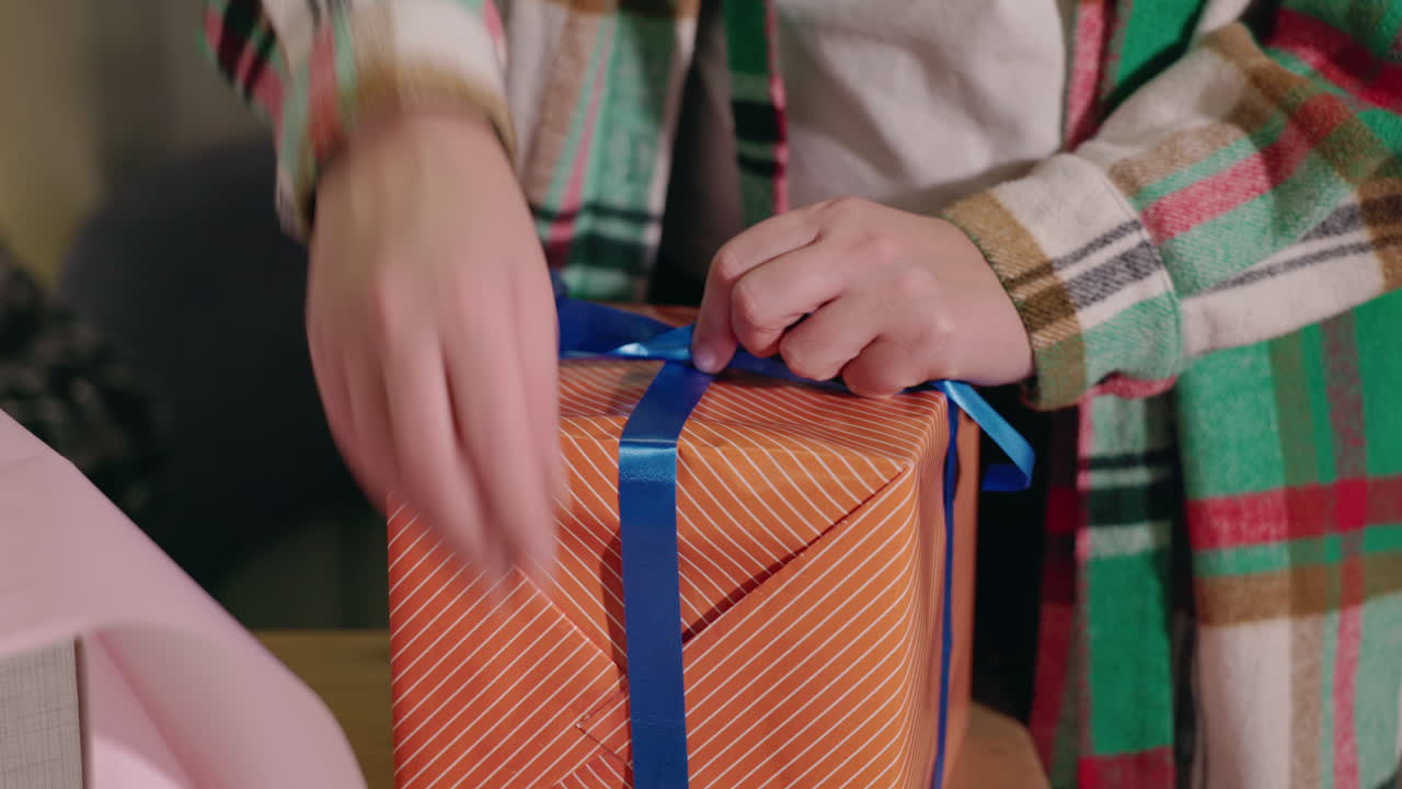 선물을 포장하는 사람