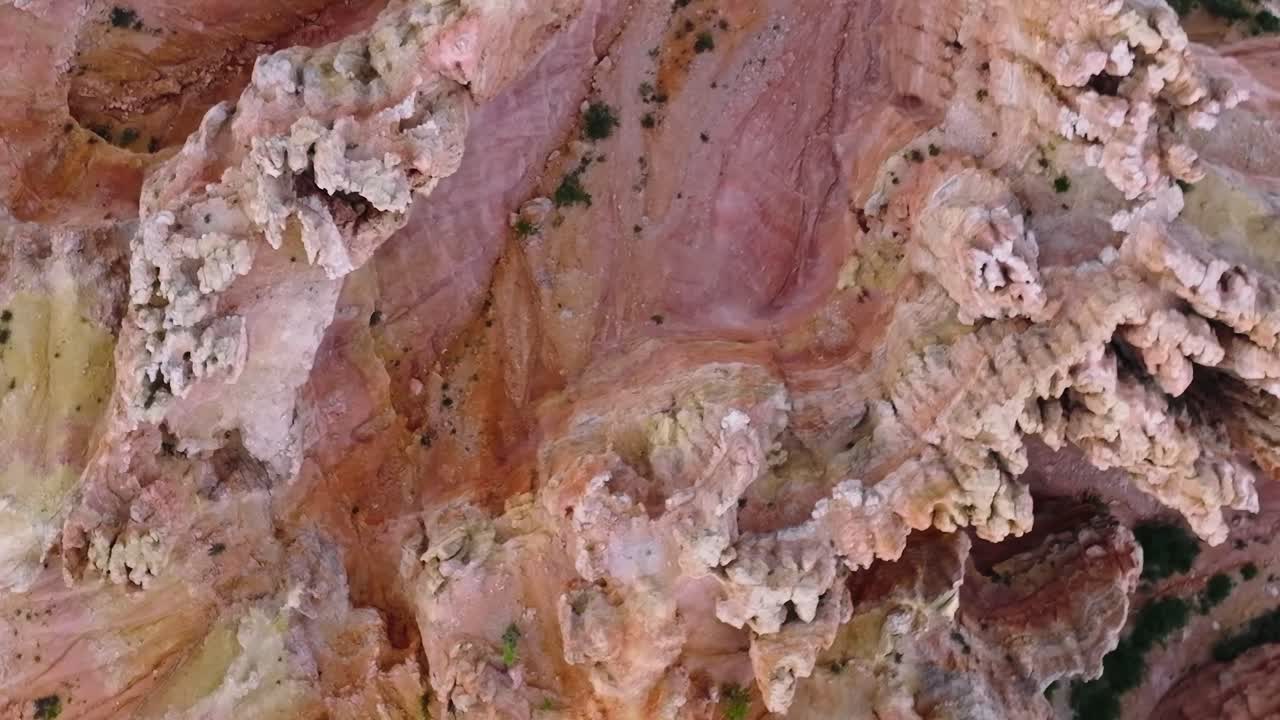A paisagem do Deserto de Mojave apresenta formações rochosas coloridas e vegetação.