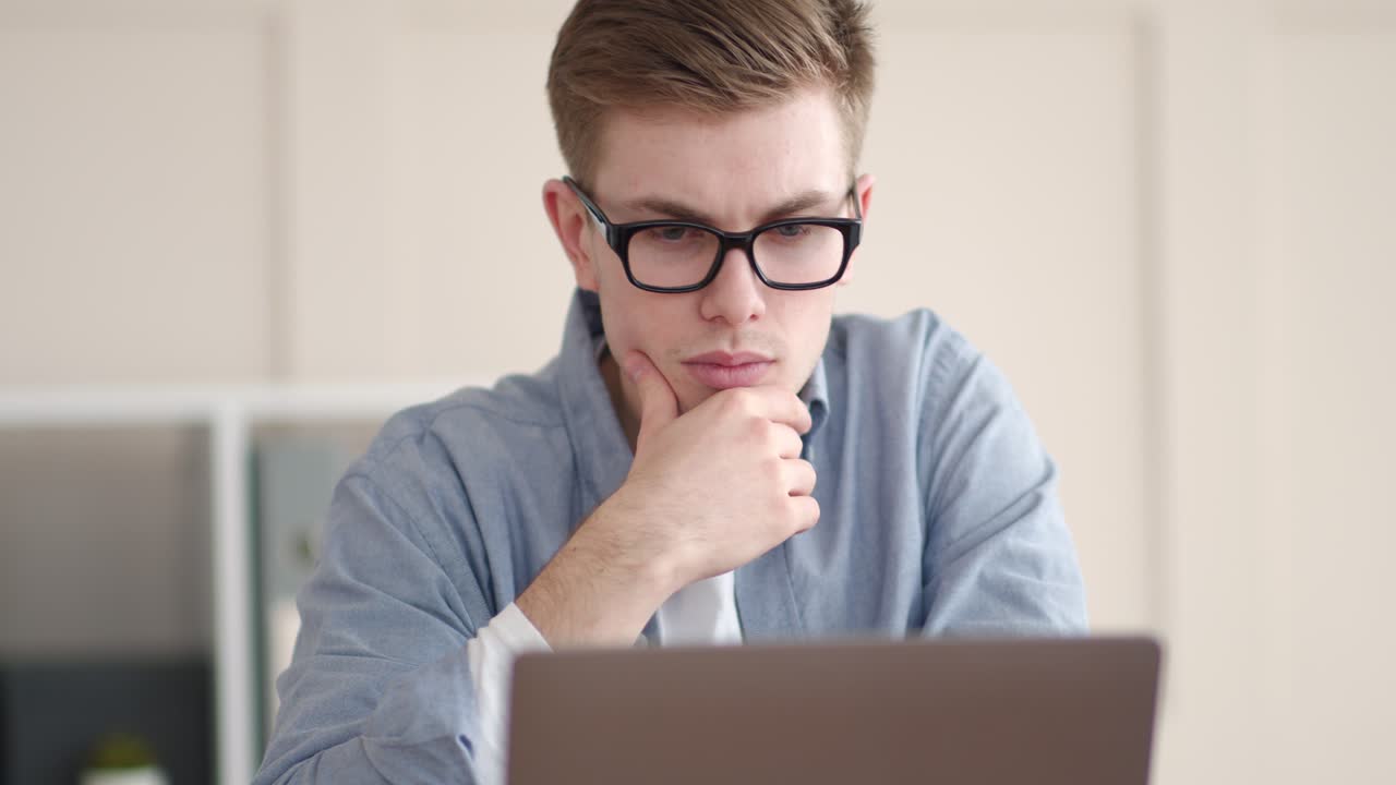 Giovane che lavora al computer portatile