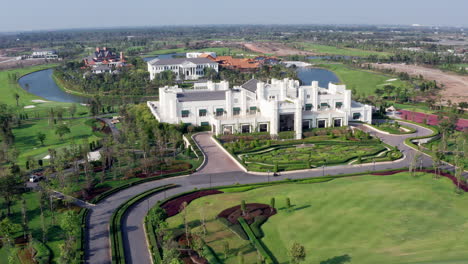 tomada aérea en órbita de la lujosa casa club del complejo de golf en tailandia