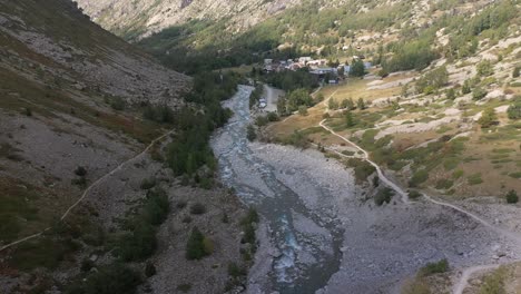 Unglaubliche-Drohnenaufnahme-Einer-Großen-Bergkette-In-Frankreich