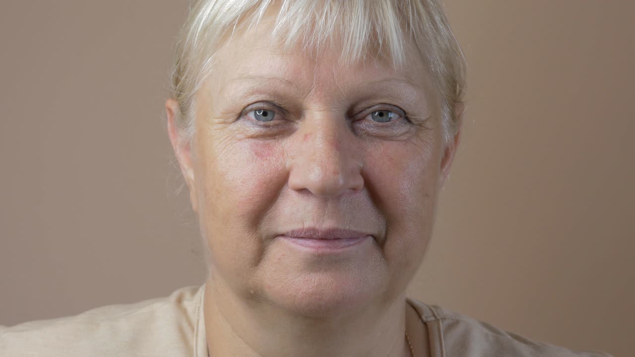 Kvinde kigger ind i kameraet
