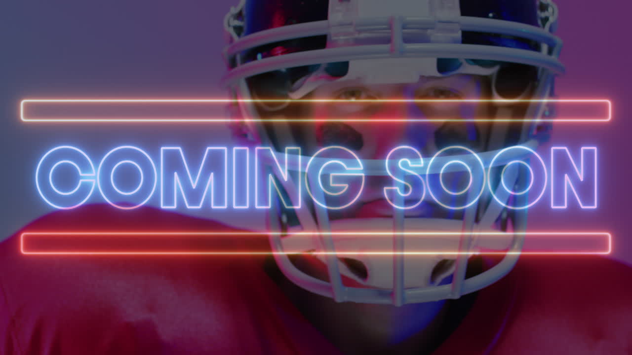 Animazione del testo 'Prossimamente' e forme neon su un giocatore di football americano su sfondo neon.