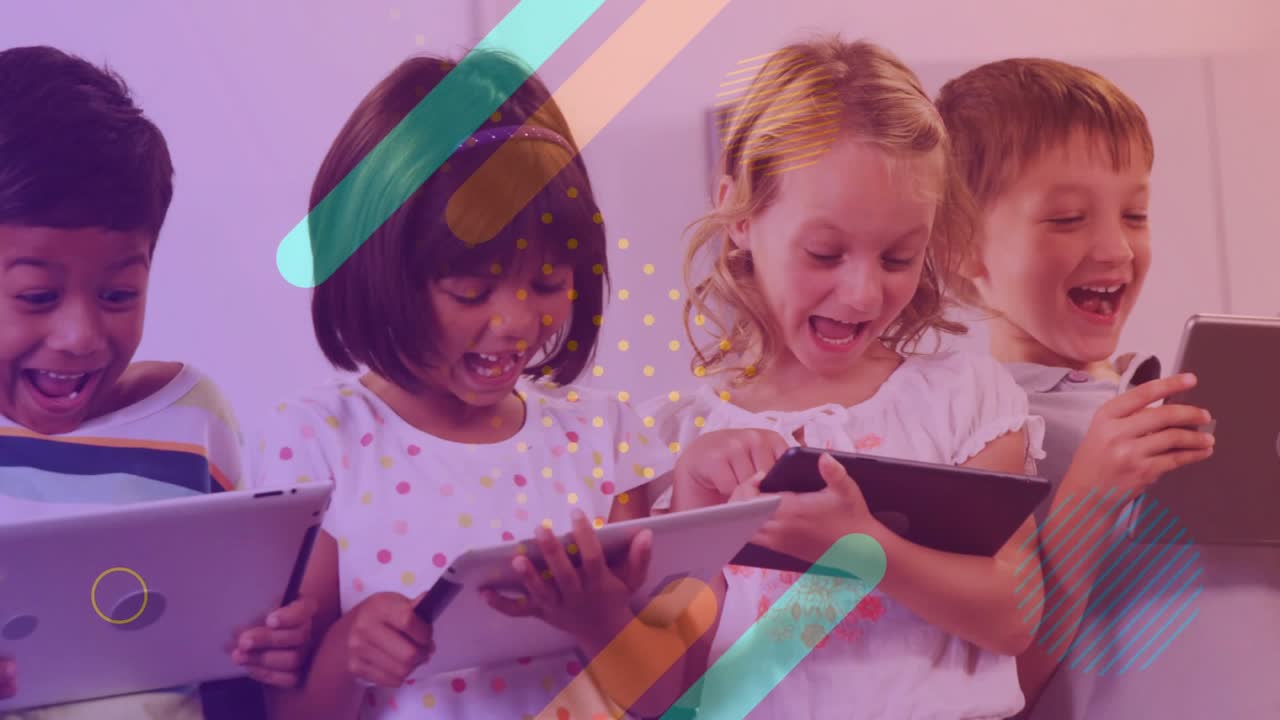 Alunos usando tablets, com gráficos animados percorrendo as telas, compartilhando conteúdo para educação.