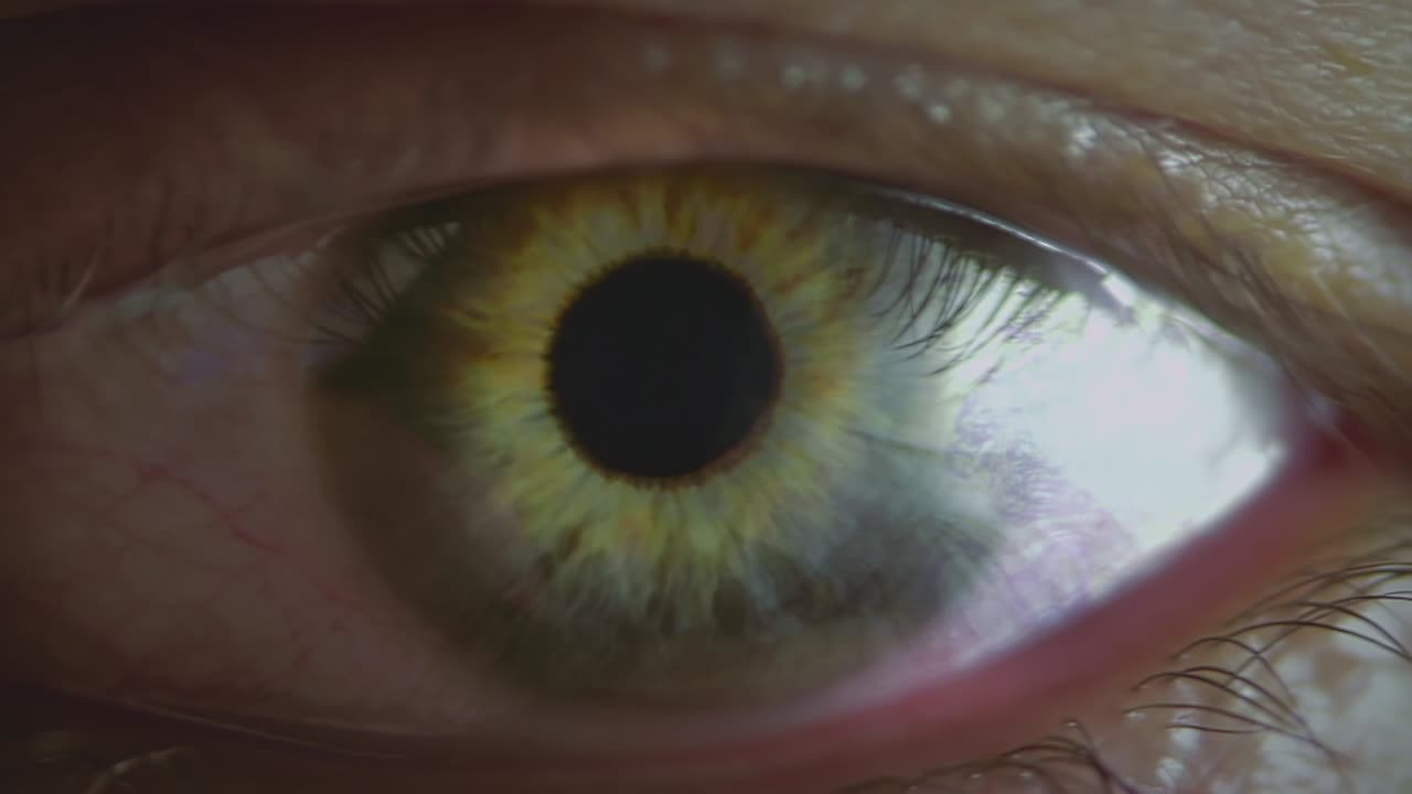el ojo malo con un iris ardiente. imágenes cinematográficas de fantasía o terror. símbolo de la ira.