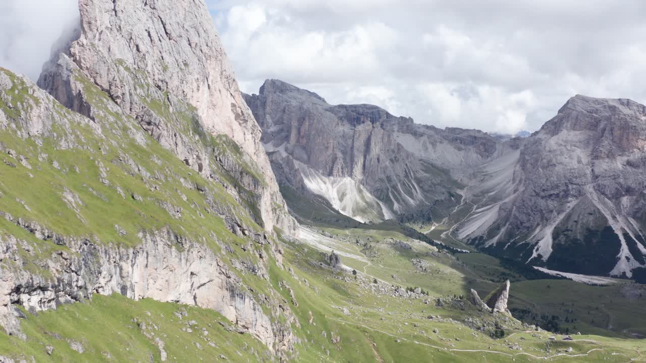 amplia vista aérea del paisaje montañoso en los dolomitas italianos