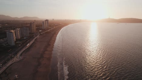 位於智利科基姆博的拉塞雷納市 (la serena city) 的太平洋海岸上的劇烈日落