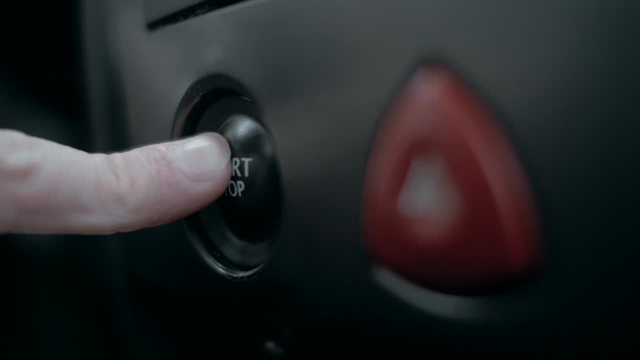 자동차의 점화 버튼을 자동 시작 버튼으로 켜고