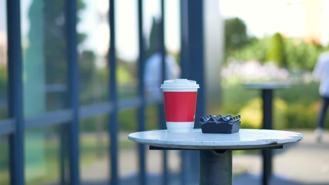 descanso al aire libre para tomar un café y fumar un cigarrillo