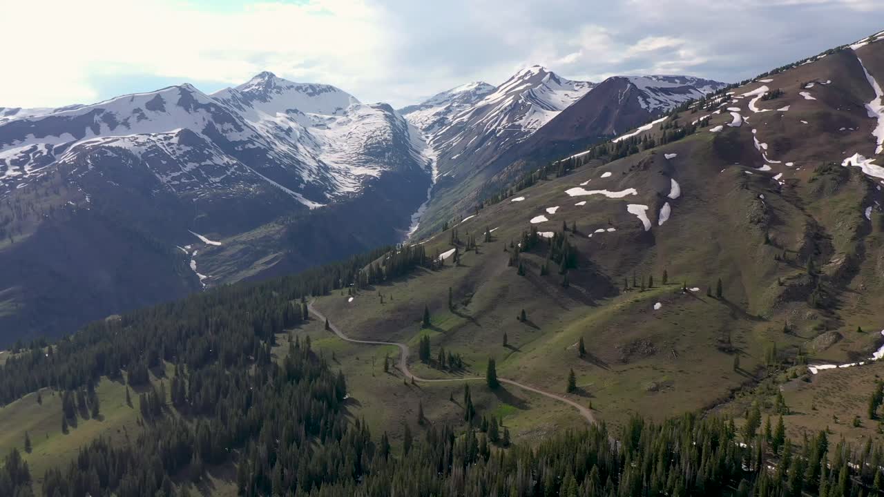una vista aérea de montañas y bosques remotos en colorado a lo largo de la división continental con un paso de montaña rocosa visto debajo