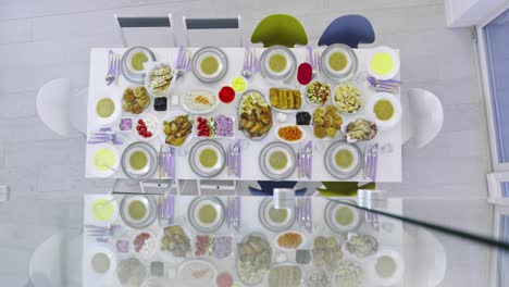 comer comida tradicional durante el mes de fiesta de ramadán en casa
