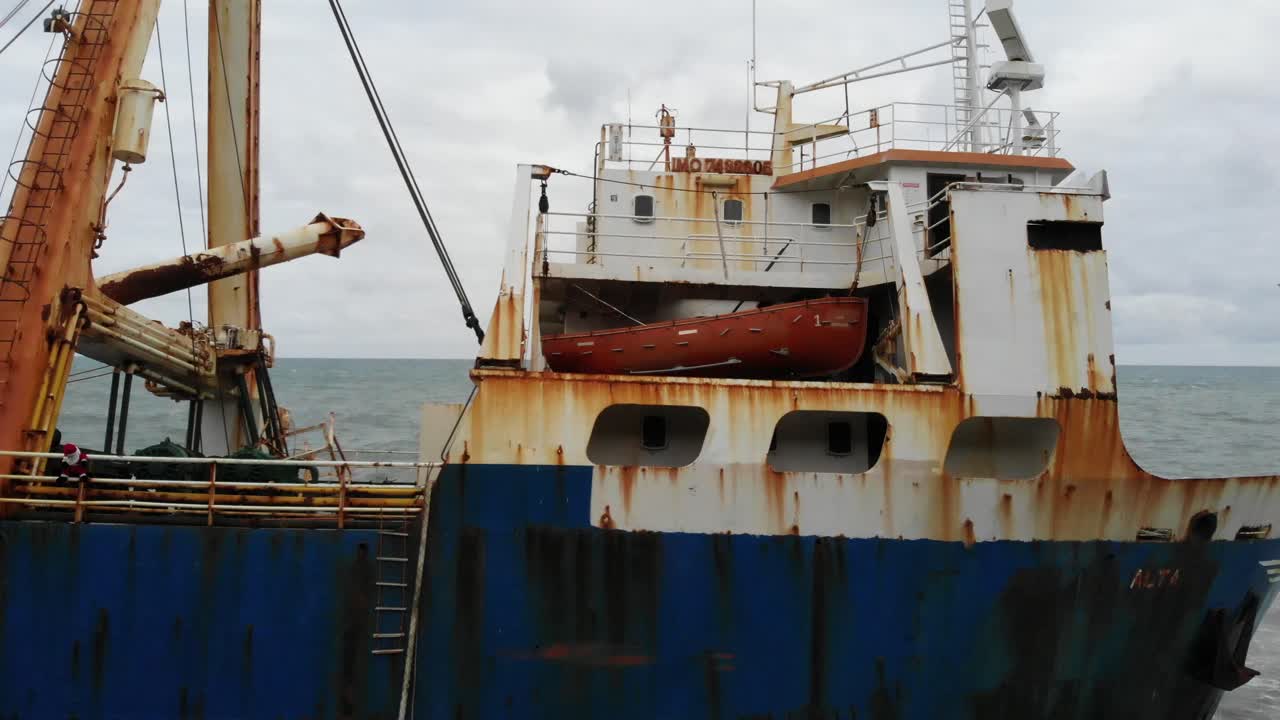 naufragio, vista lateral, imágenes de aviones no tripulados