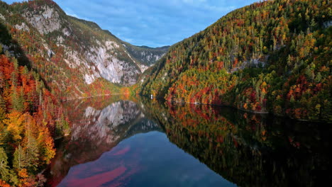 Reflejos-De-Espejo-Del-Denso-Bosque-Otoñal-Sobre-El-Lago-Toplitz-En-Austria