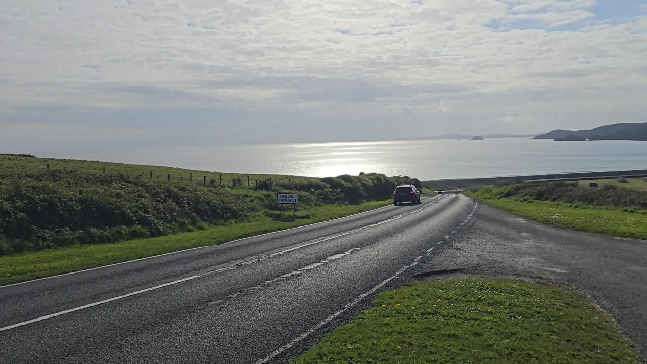 영국 웨일즈의 브로크셔 해안에 있는 뉴게일 (newgale) 에서 해가 지는 모습