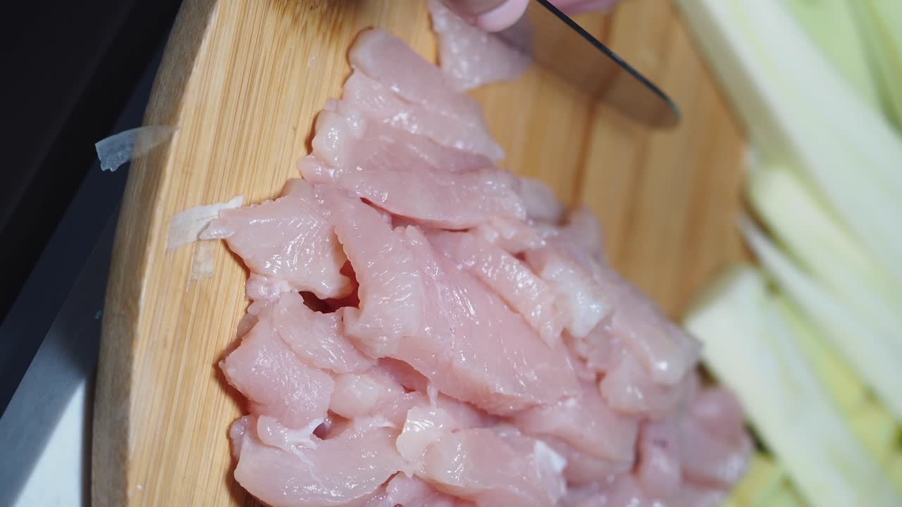 preparación de pecho de pollo en rodajas