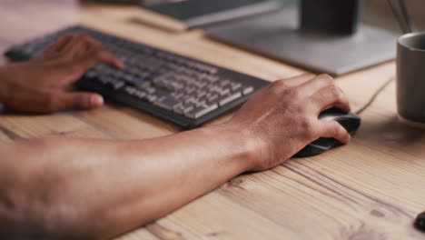 persona que trabaja en un escritorio de computadora