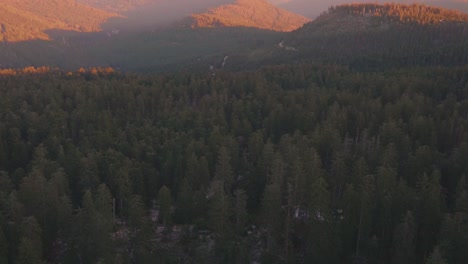 Antena-Panorámica-Del-Paisaje-Montañoso-Por-La-Mañana