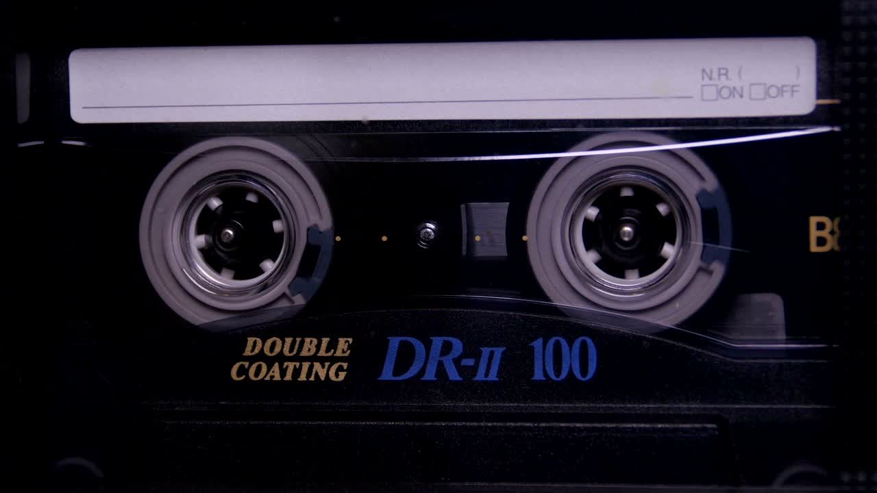 cassette de audio en el reproductor. primer plano