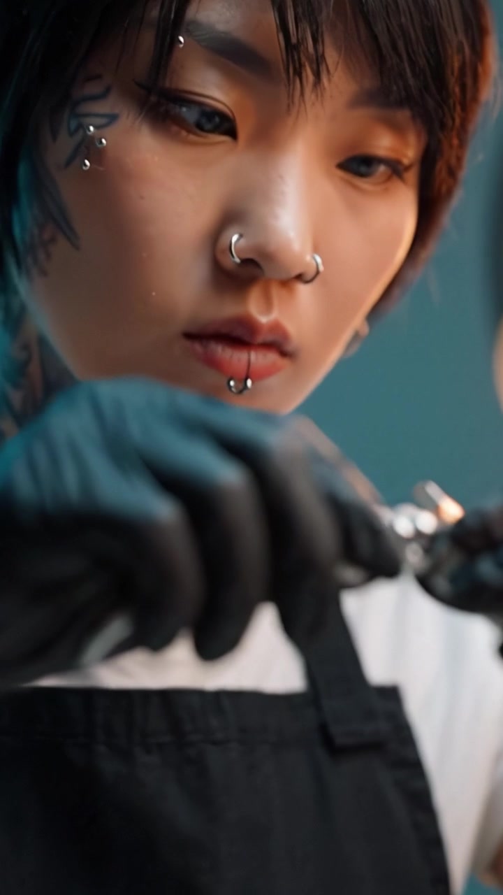 Un tatuatore esperto si concentra sulla creazione di disegni intricati con strumenti di precisione in un ambiente di studio vibrante e artistico.
