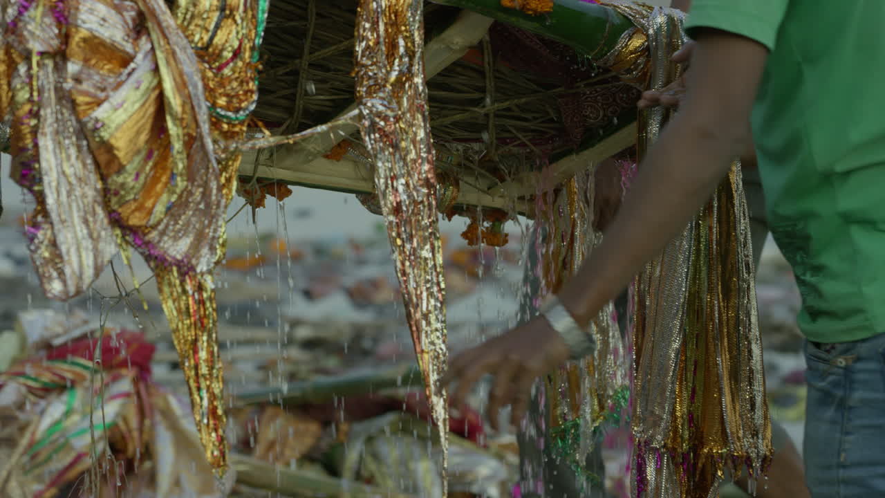 los hombres llevan un cuerpo en una camilla