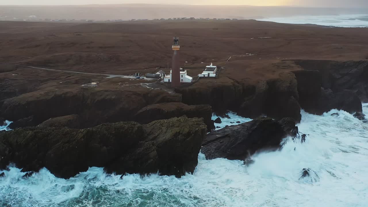 Dronebilde av lyngheia rundt Ness fyr på Isle of Lewis