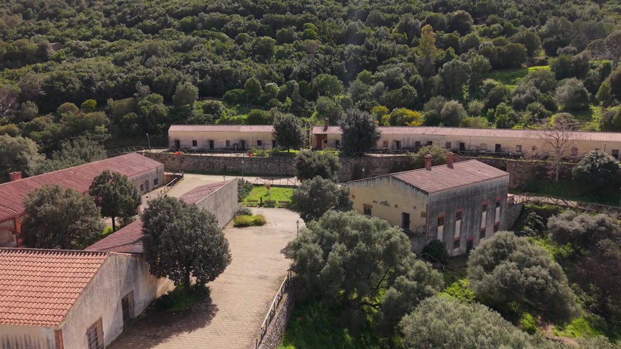 Il villaggio minerario abbandonato di Orbai, sito industriale storico del XX secolo in Sardegna, Italia. Ripresa aerea con drone