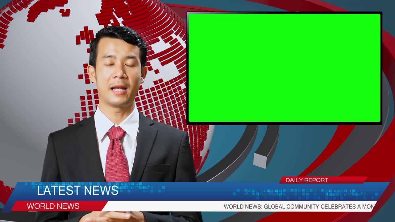 Studio Berita Langsung Dengan Pembawa Berita Pria Asia Melaporkan Sebuah Berita, Menggunakan Placeholder Ruang Salin Layar Chroma Key Hijau. Saluran Ruang Berita Televisi Dengan Presenter Profesional