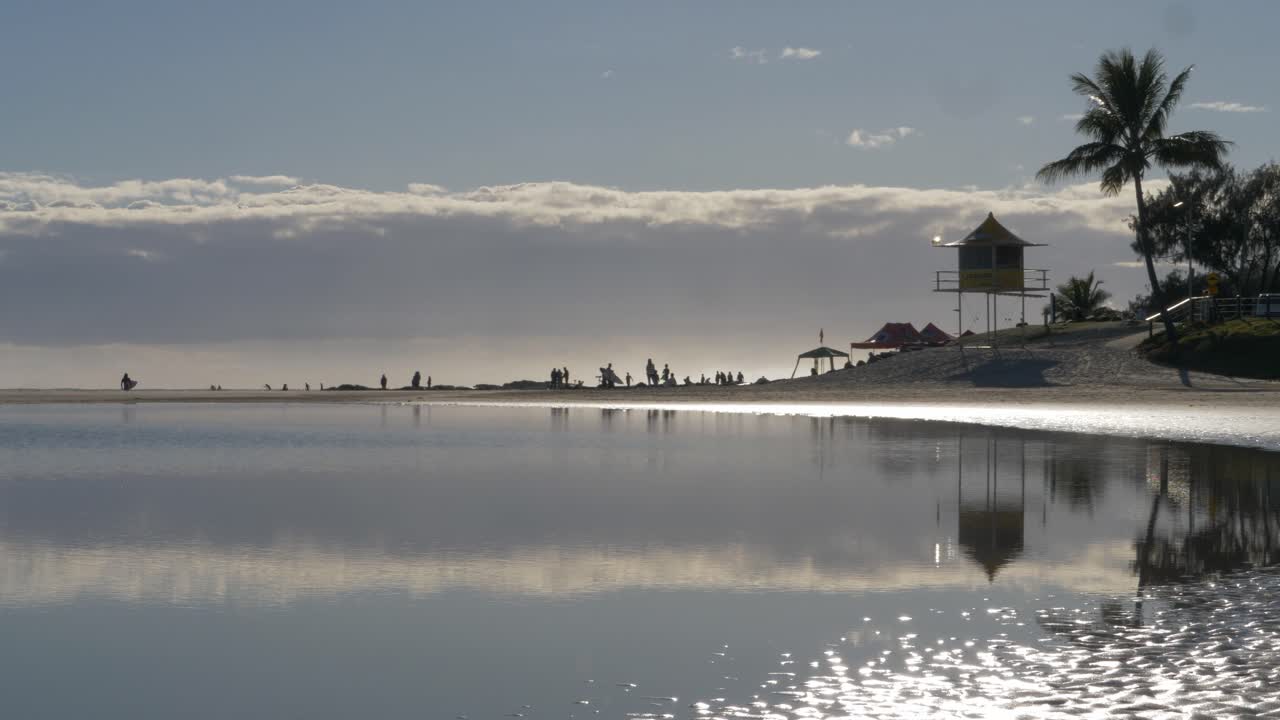 도미 바위 해변에서 실루엣 서퍼 - 호주 퀸즐랜드의 일몰에서 서핑 - 와이드 샷