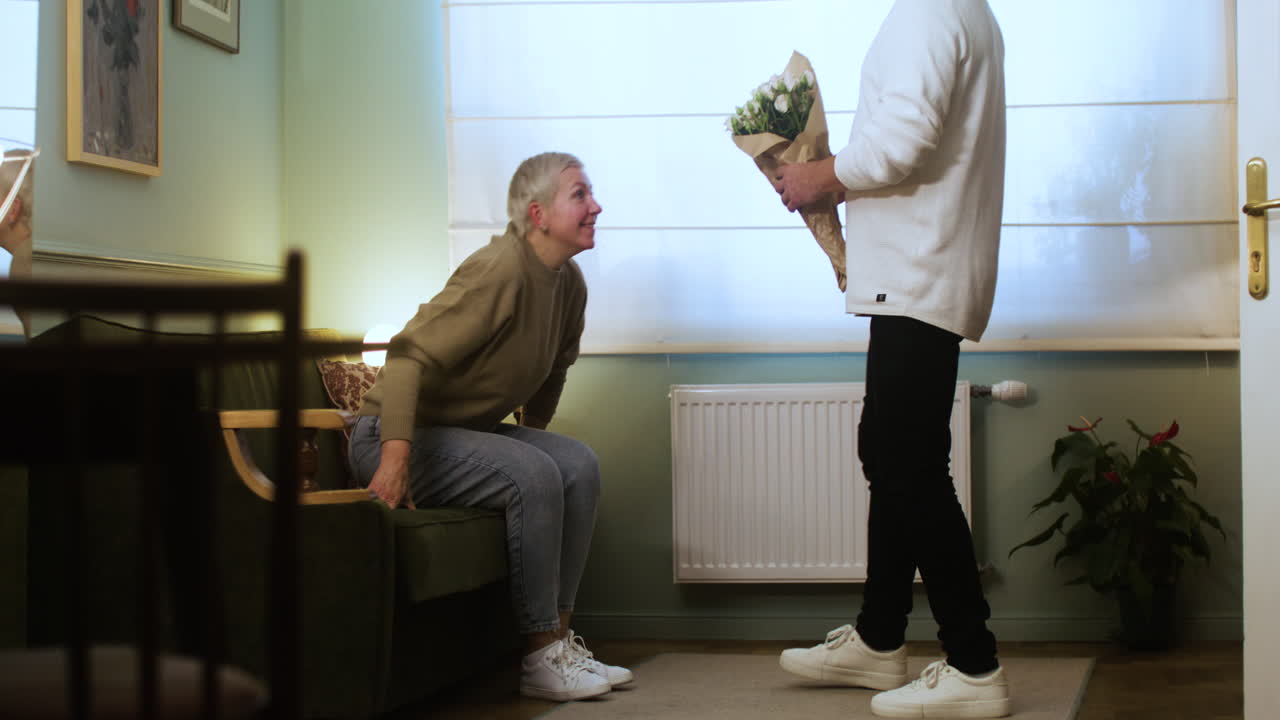 여자에게 꽃을 가져오는 남자