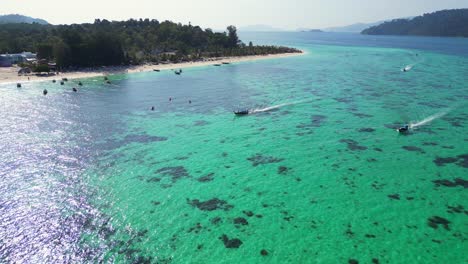 Playa-Acantilado-Rocoso-Isla-Azul-Turquesa-Mar