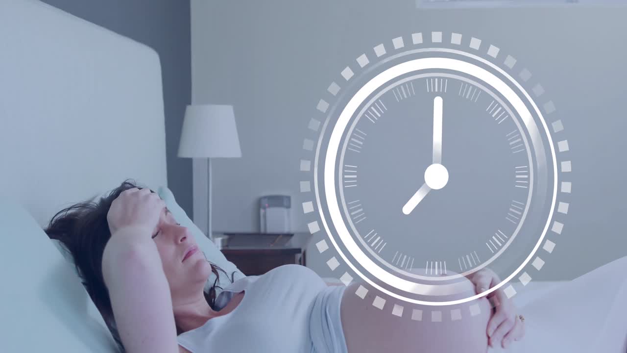 침대에 누워있는 피곤한 임신한 백인 여성 위에 빠르게 움직이는 손을 가진 시계