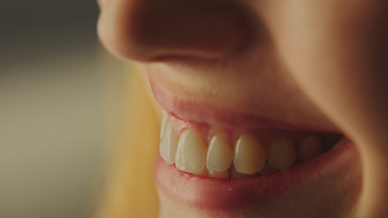 primer plano de una mujer joven sonriendo