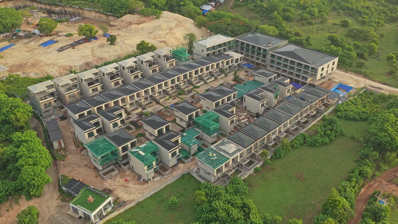 緑豊かな熱帯の風景に囲まれた、建設中の新しい住宅団地をドローンで空撮。バリでの不動産開発。