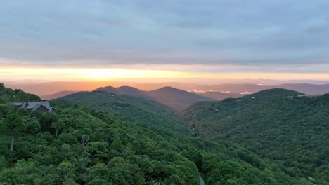 Salida-Aérea-En-Surnise-Pasando-Por-Casas-De-Vacaciones-Cerca-De-Boone-Y-Blowing-Rock-Carolina-Del-Norte,-Carolina-Del-Norte