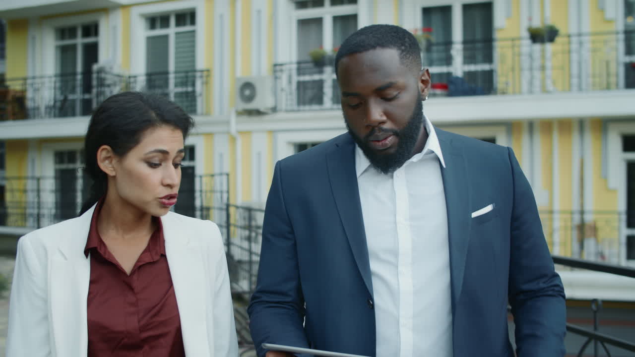 una pareja de negocios discutiendo un proyecto al aire libre