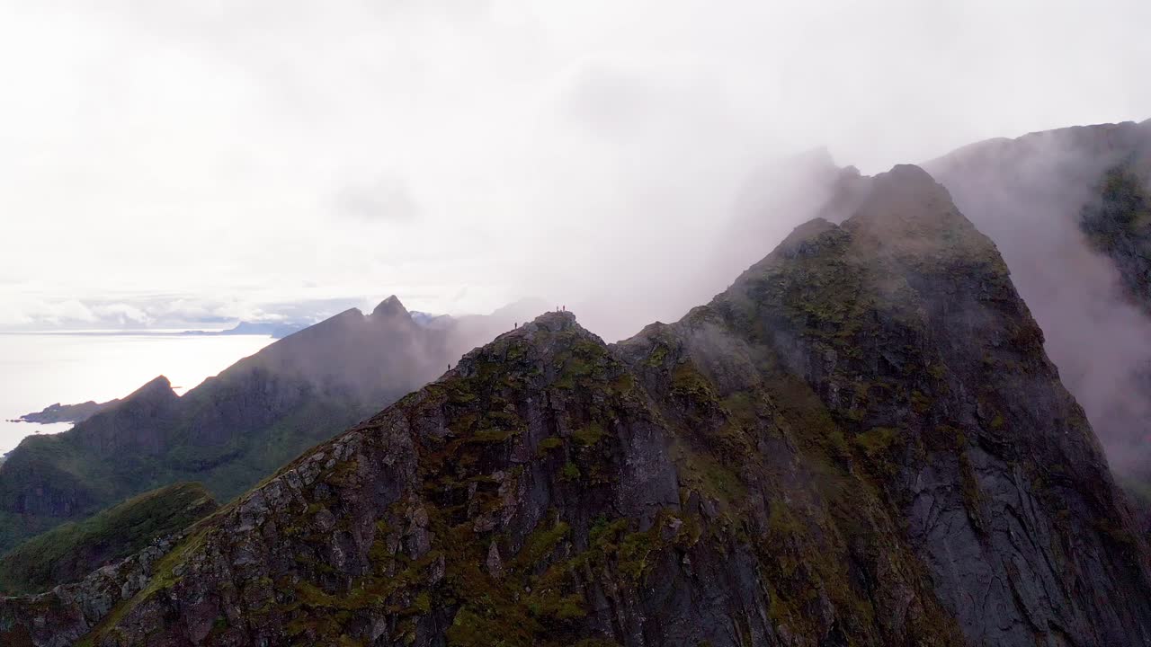 Vista aerea di Reinebringen tra le nuvole, Reine, Isole Lofoten, Norvegia.
