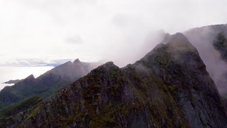 vista aérea de reinebringen en las nubes, reine, islas lofoten, noruega