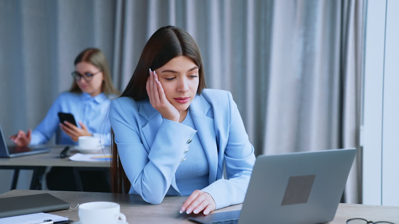 현대적인 사무실에서 일하는 사업가 여성