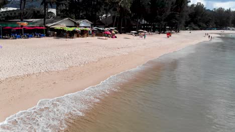 Ruhige-Wellen,-Sandiger-Lagunenstrand-In-Thailand,-Etablierte-Aufnahme-In-Asien,-4K-Drohnenaufnahme