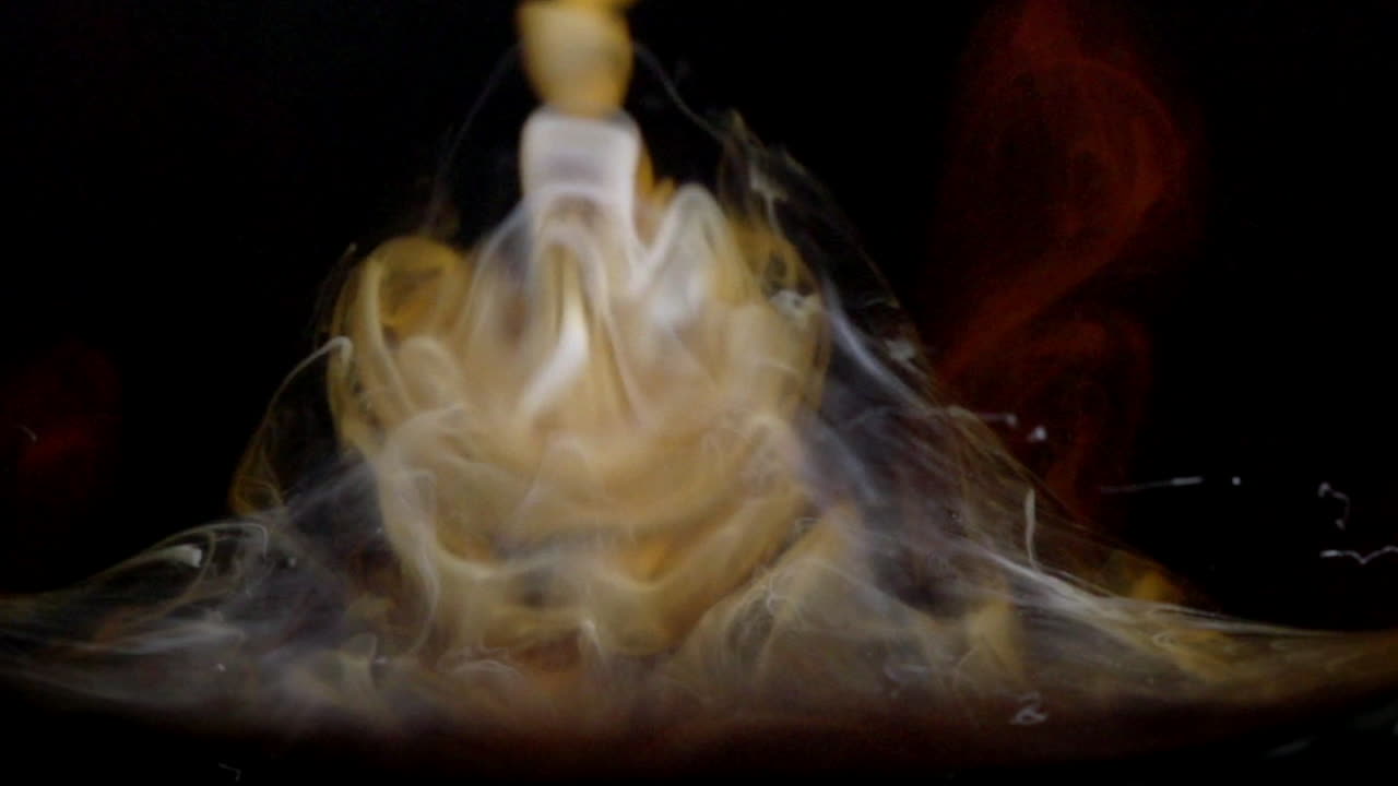 커피를 천천히 흘리고